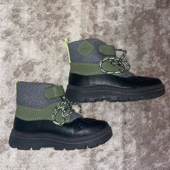 Carter’s Toddler Boy Black and Green Hiking Boots Sz 8 LIKE NEW - Picture 2 of 6